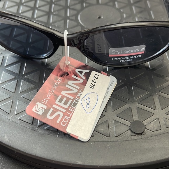 New Sienna Sunglasses- NWT - Picture 5 of 7